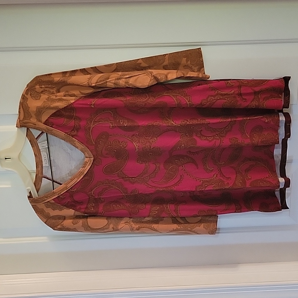 Logo red, burgandy gold paisley top small